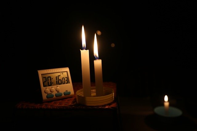 Watching the clock in a power cut (Image: gentleflamechen/Pixabay)